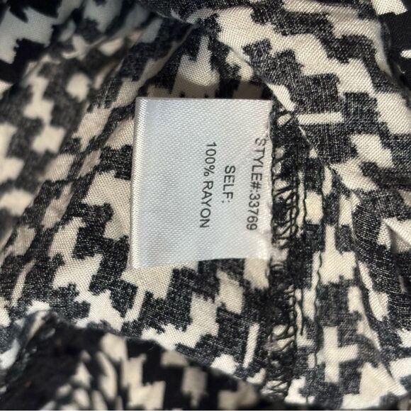 Skies Are Blue Black White Rayon Geometric Flowy Boho Blouse Sz L - Picture 5 of 5